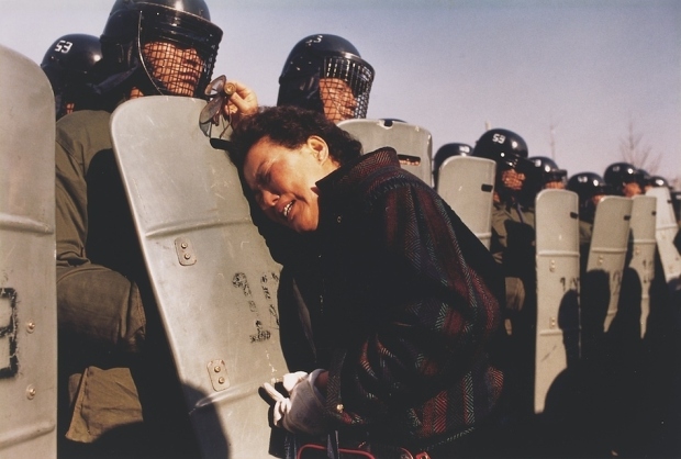 1987: Ο γιος της ήταν ένας από τους χιλιάδες διαδηλωτές που συνελήφθησαν, επειδή διαμαρτυρήθηκαν ότι υπήρξε νοθεία στις εκλογές.