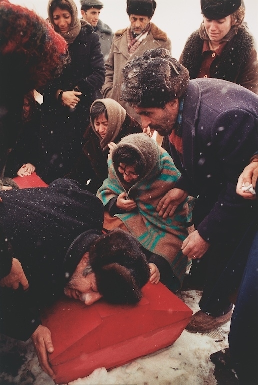 1988: Αρμένιος κλαίει για τον 17χρονο γιο του, θύμα του σεισμού.
