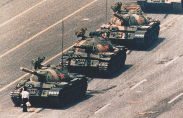 1989: Διαδηλωτής στέκεται μπροστά από τα τανκς του Απελευθερωτικού Στρατού του Λαού κατά τη διάρκεια διαδηλώσεων για δημοκρατικές μεταρρυθμίσεις.