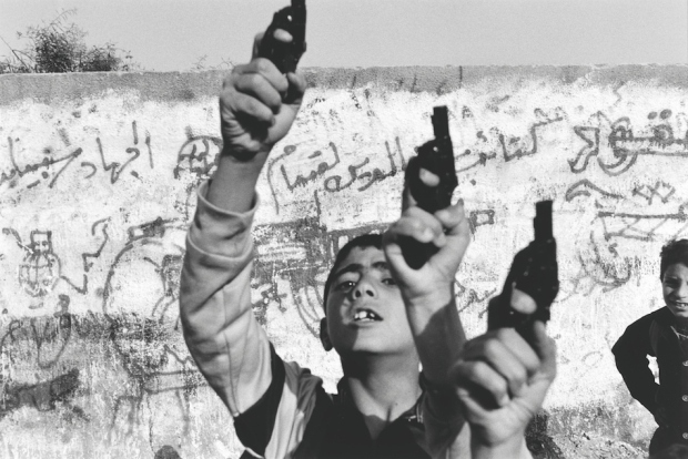 1993: Αγόρια στην Παλαιστίνη παίζουν με τα όπλα.