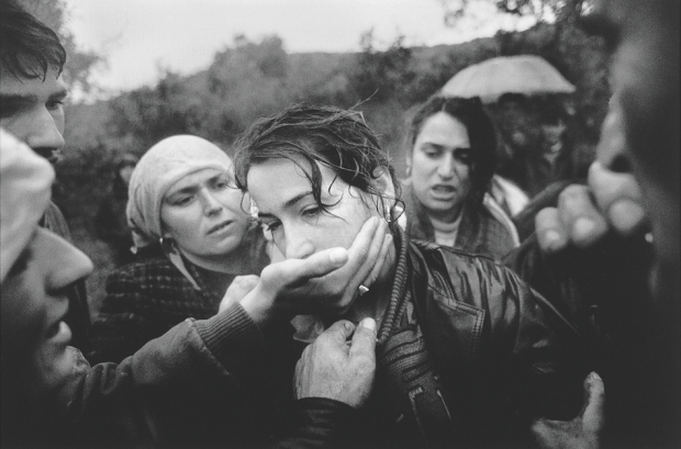 1998: Συγγενείς παρηγορούν μια γυναίκα στην κηδεία του συζύγου της. Ο άντρας της ήταν στρατιώτης του Αλβανικού Απελευθερωτικού Στρατού του Κοσσυφοπεδίου, που πάλευε για την ανεξαρτησία από τη Σερβία.