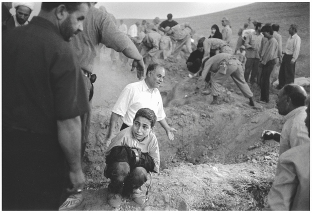 2002: Ένα αγόρι, κρατάει το παντελόνι του νεκρού πατέρα του που σκοτώθηκε στον σεισμό της Αρμενίας. Στρατιώτες και χωρικοί σκάβουν τάφους.