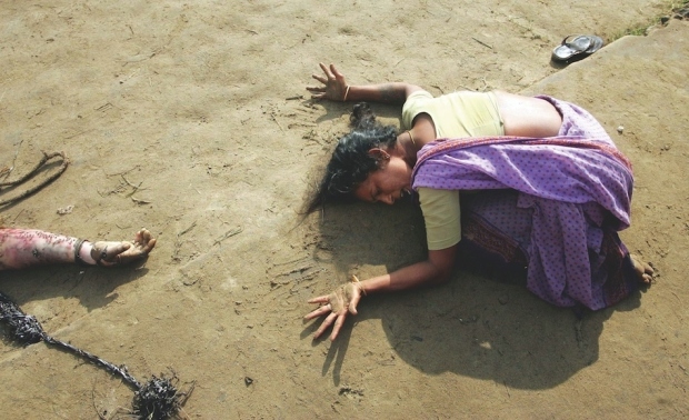 2004: Μια γυναίκα οδύρεται για τον χαμό ενός συγγενή της, στο τσουνάμι που προκάλεσε σεισμός 9,3 Ρίχτερ.