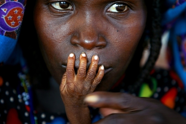 2005: Τα δάχτυλα υποσιτισμένου κοριτσιού στα χείλη της μητέρας του, σε επισιτιστικό κέντρο έκτακτης ανάγκης. Μία από τις χειρότερες ξηρασίες των τελευταίων χρόνων, σε συνδυασμό με την μάστιγα των ακριδών που είχαν καταστρέψει τη συγκομιδή του προηγούμενου έτους, άφησε εκατομμύρια ανθρώπους χωρίς την αναγκαία τροφή.