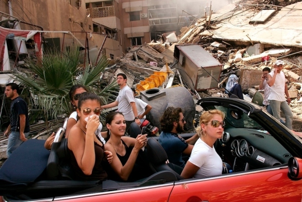 2006: Νεαροί Λιβανέζοι σε βομβαρδισμένη γειτονιά στη νότια Βηρυτό.