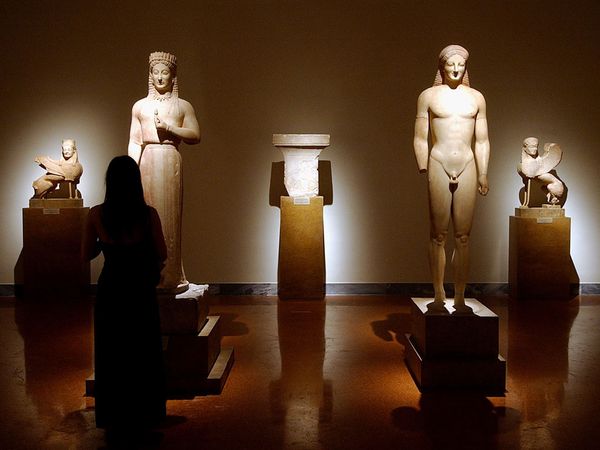 Εθνικό Αρχαιολογικό Μουσείο. Είναι το μεγαλύτερο μουσείο στην Ελλάδα, με πάνω από 20.000 εκθέματα. Χτίστηκε το 1889, και η συλλογή του περιλαμβάνει εκθέματα από όλη την ιστορία στην Ελλάδας.