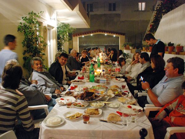 Οικογενειακό δείπνο σε ένα σπίτι στην Κρήτη. Η φωτογραφία δείχνει του δύο πυλώνες του ελληνικού πολιτισμού: την τροφή και την οικογένεια. Παραδόξως, δεν υπάρχει η λέξη "οικογένεια" στα αρχαία ελληνικά. Οίκος,είναι το πλησιέστερο συνώνυμο, που περικλείει την οικογένεια, την ιδιοκτησία, και τα ζώα.