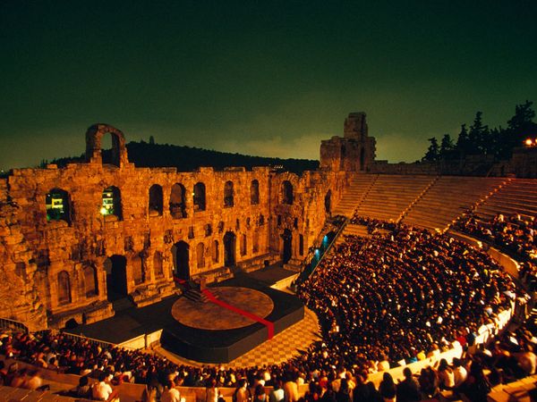 Ωδείο του Ηρώδη του Αττικού. Το 161μ.Χ. ο Αθηναίος ευγενής, ο Τιβέριος Κλαύδιος Αττικός Ηρώδης, θέλοντας να τιμήσει τη μνήμη της συζύγου του, Ασπασίας Αννίας Ρηγίλλης, έχτισε ένα ακόμα θέατρο.