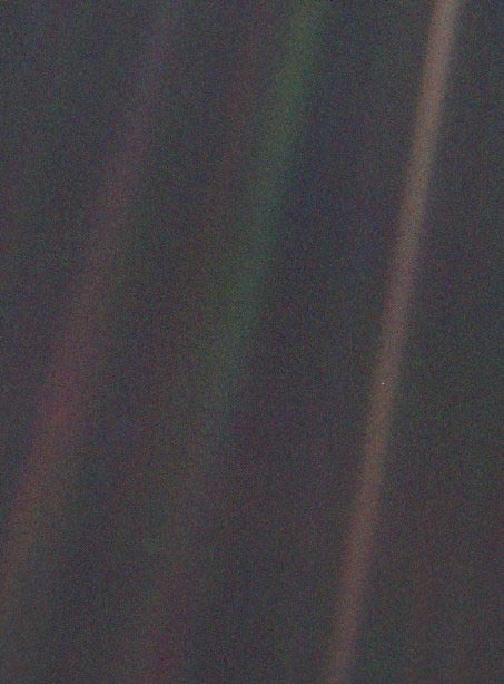 Η φωτογραφία βγήκε το 1990 από το διαστημικό σκάφος Voyager 1.  Η απόσταση από τη Γη ήταν περίπου 6 δισεκατομμύρια χιλιόμετρα. Στη φωτογραφία, η Γη φαίνεται σαν μια μικρή κουκίδα (μέγεθος 0,12 pixel) σε σχέση με την απεραντοσύνη του διαστήματος. Η Γη εμφανίζεται σε μία από τις ακτίνες φωτός που προκύπτουν από τη λήψη της εικόνας τόσο κοντά στον ήλιο.