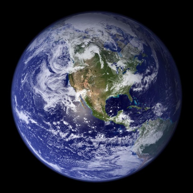 Αυτή η εντυπωσιακή εικόνα κυκλοφόρησε το 2002 και ήταν η πιο λεπτομερής έγχρωμη εικόνα ολόκληρης της. Οι επιστήμονες και οι γραφίστες χρησιμοποίησαν  όλες τις  δορυφορικές παρατηρήσεις της γης που είχαν γίνει μέχρι τότε.