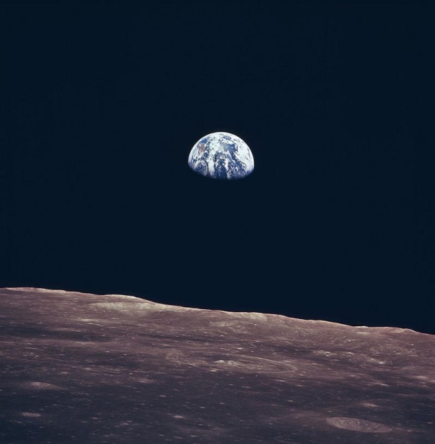 Αυτή η φωτογραφία βγήκε τον Ιούλιο του 1969 πό το Apollo 11 κατά τη διάρκεια της τροχιάς του γύρω από την σελήνη.