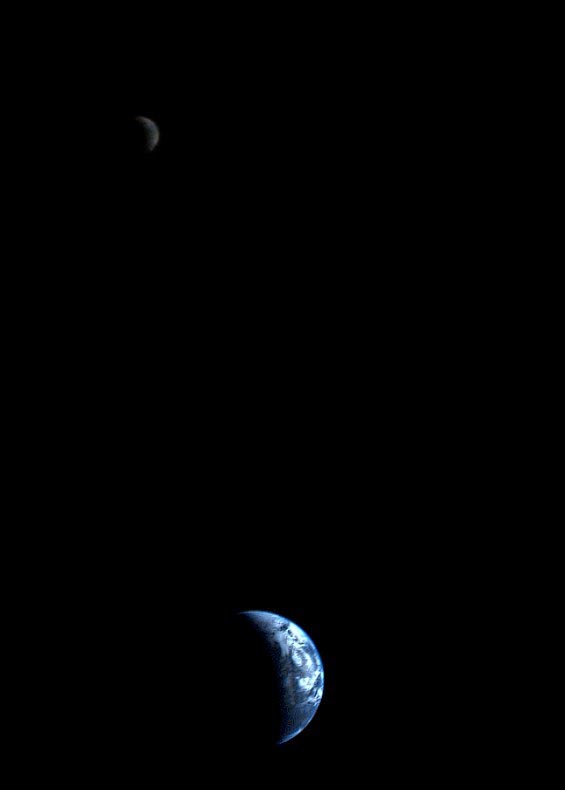 Η πρώτη φωτογραφία της Γης μαζί με την Σελήνη.
Βγήκε 18 Σεπτέμβρη 1977 από το Voyager 1 της NASA, ενώ βρισκόταν 11.660.000 χιλιόμετρα μακριά από τη γη.