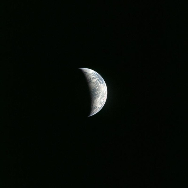 Η εικόνα ελήφθησε το 1969 κατά τη διάρκεια της αποστολής του Apollo 11 . Βλέπουμε την διαχωρίζουσα (terminator) - τη γραμμή που διαχωρίζει τη μέρα από τη νύχτα.