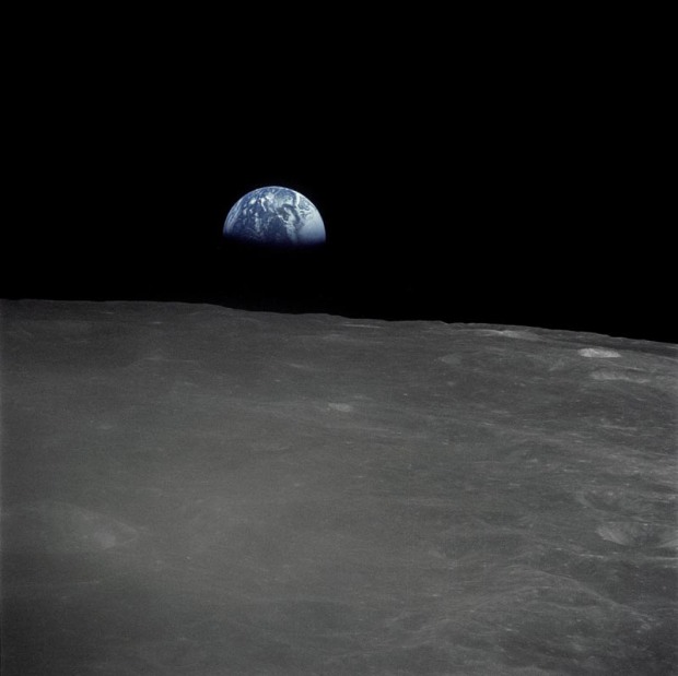 16 Απριλίου 1972: Η γη όπως φαίνεται από τη σκοτεινή πλευρά του φεγγαριού, δηλαδή την πλευρά που δεν βλέπουμε ποτέ από τη γη,