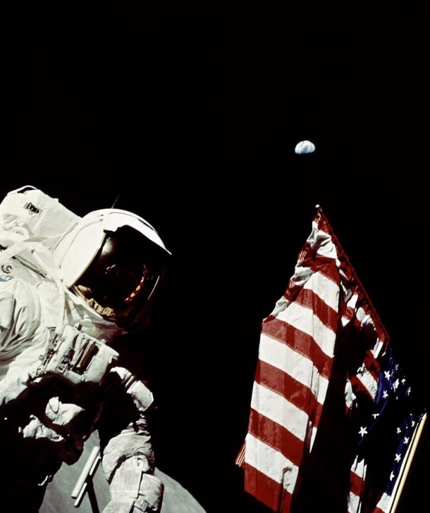 7/12/72: Οι αστροναύτες του Απόλλων 17 τοποθετούν την σημαία. Η γη φαίνεται στο φόντο.
