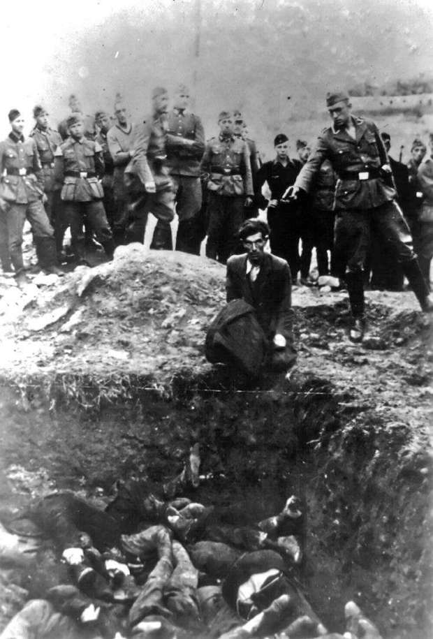 1941: «Ο τελευταίος Εβραίος στη Vinnitsa». Αυτή η φωτογραφία βρέθηκε στο άλμπουμ ενός στρατιώτη των ναζιστικών ταγμάτων θανάτου. Ο τίτλος της φωτογραφίας προέρχεται από την ετικέτα στο πίσω μέρος της, και μεταφέρει συνοπτικά τι συνέβη σ’ αυτό το μέρος της Ουκρανίας: 28.000 Εβραίοι σκοτώθηκαν.