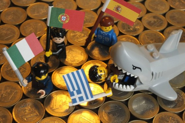 Οι φιγούρες Lego αντιπροσωπεύουν τις χώρες της ΕΕ που αντιμετωπίζουν οικονομικές δυσχέρειες. Ο καρχαρίας καταβροχθίζει την Ελλάδα.