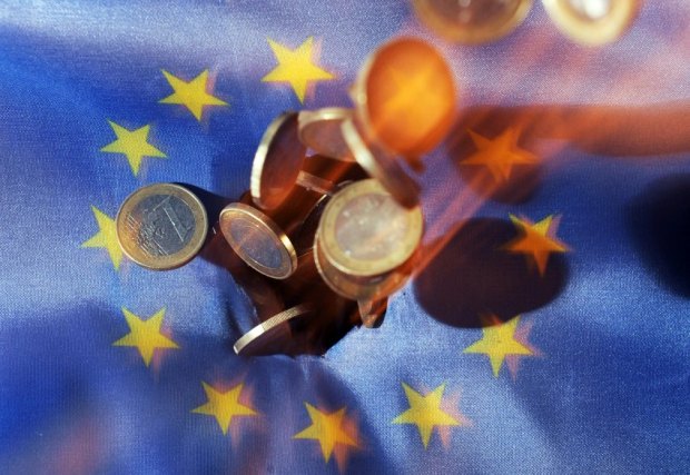 Το νόμισμα πέφτει σε μια σημαία της Ευρωπαϊκής Ένωσης.