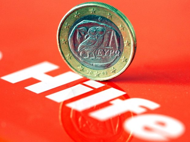 Το κέρμα ευρώ σκαρφαλωμένο πάνω σε ένα κιτ πρώτων βοηθειών.